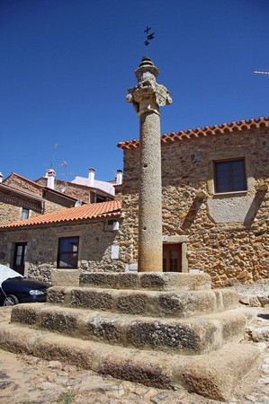 Pelourinho de Penha Garcia - Portugal (32342340470).jpg