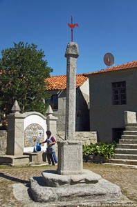 Pelourinho de São João do Monte - Portugal (27140216429).jpg
