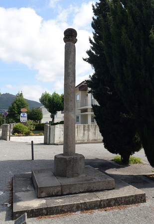 Pelourinho do Burgo (cropped).jpg