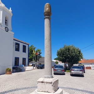 Perspetiva próxima para Pelourinho de Azambujeira.jpg