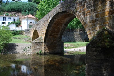 Ponte romano de Góis e a capela hexagonal.jpg