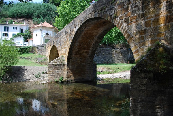 Ponte romano de Góis e a capela hexagonal.jpg