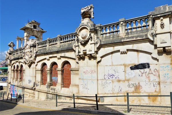 Pormenores da fachada da Rua Olivença.jpg