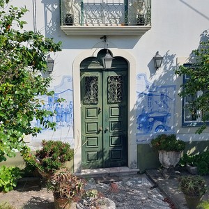 Porta e azulejos na fachada do Agromuseu Municipal Dona Julinha 07.jpg