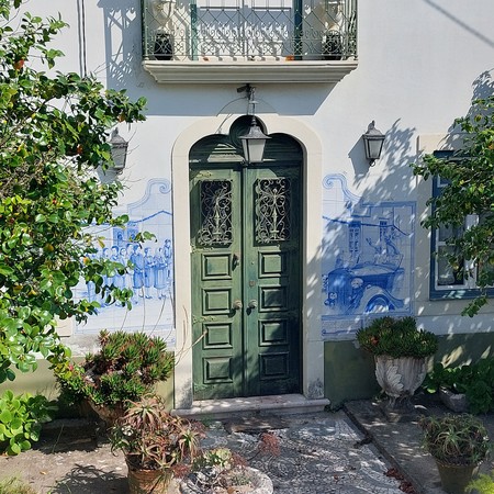 Porta e azulejos na fachada do Agromuseu Municipal Dona Julinha 07.jpg