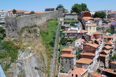 Porto - Muralhas Fernandinas e funicular.jpg