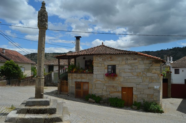 Royal signs (51029422608).jpg