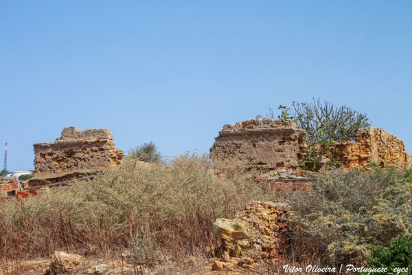 Ruínas do Forte de Burgau - Portugal 🇵🇹 (53599020902).jpg