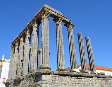 Templo Romano de Évora, West view (2014).jpg