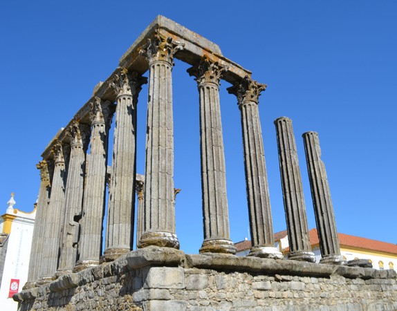 Templo Romano de Évora, West view (2014).jpg