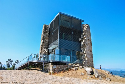Torre Medieval de Vilharigues - Portugal (52307306756).jpg