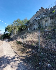 Troço da muralha na zona do Templo romano de Scallabis, que se encontra em propriedade privada.jpg