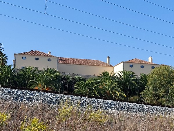 Vista alternativa para fachada tardoz do Palácio dos Chavões a cerca de 100 metros do outro lado da Linha do Norte.jpg