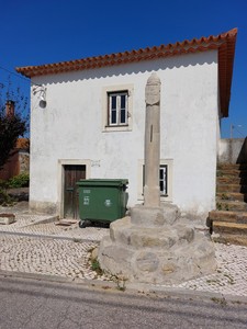 Vista aproximada para Pelourinho de Monte Real e da Casa da Câmara.jpg