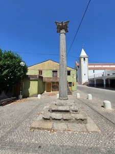 Vista aproximada para Pelourinho de Pias com Igreja Paroquial ao fundo.jpg