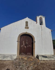 Vista aproximada para frente da Ermida de Nossa Senhora do Pranto em Envendos.jpg