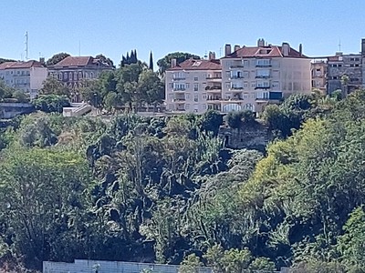 Vista bastante distante para parte das ruínas da «Casa dos Mouros».jpg