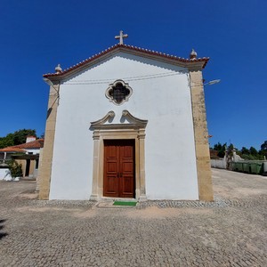 Vista da fachada principal da Igreja de São Pedro, matriz do Sebal, em Condeixa-a-Nova 06.jpg