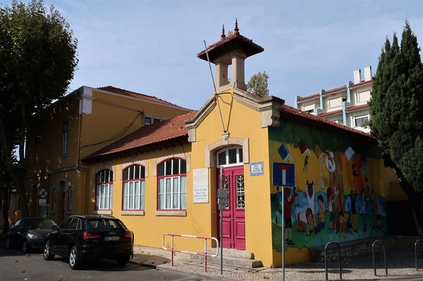 Vista da fachada principal e de uma das fachadas laterais.jpg