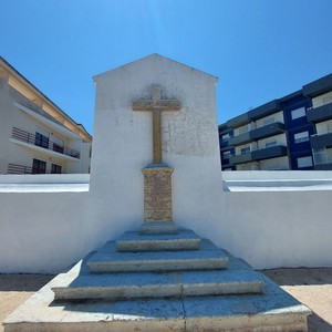 Vista frontal para Cruzeiro de pedra próximo da cerca do Hospital da Santa Casa da Misericórdia, antigo Convento de Santo António.jpg