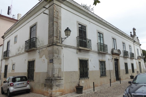 Vista geral de duas das fachadas do solar.jpg