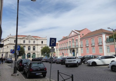 Vista geral do largo e dos dois edifícios mais importantes.jpg