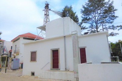 Vista geral do moinho e do edifício de suporte.jpg