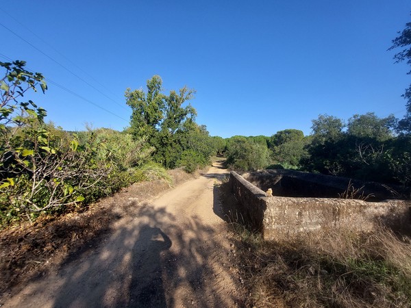 Vista para este da Ponte romana de Alferrarede ou Ponte do Olho de Boi.jpg