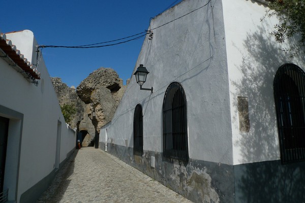 Zona intramuros junto à muralha.jpg