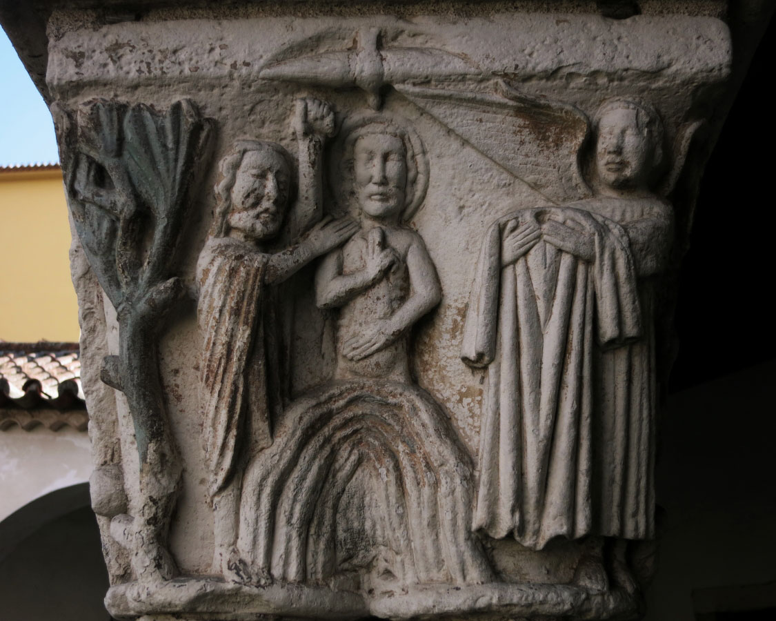 Capitel gótico com o Batismo de Jesus